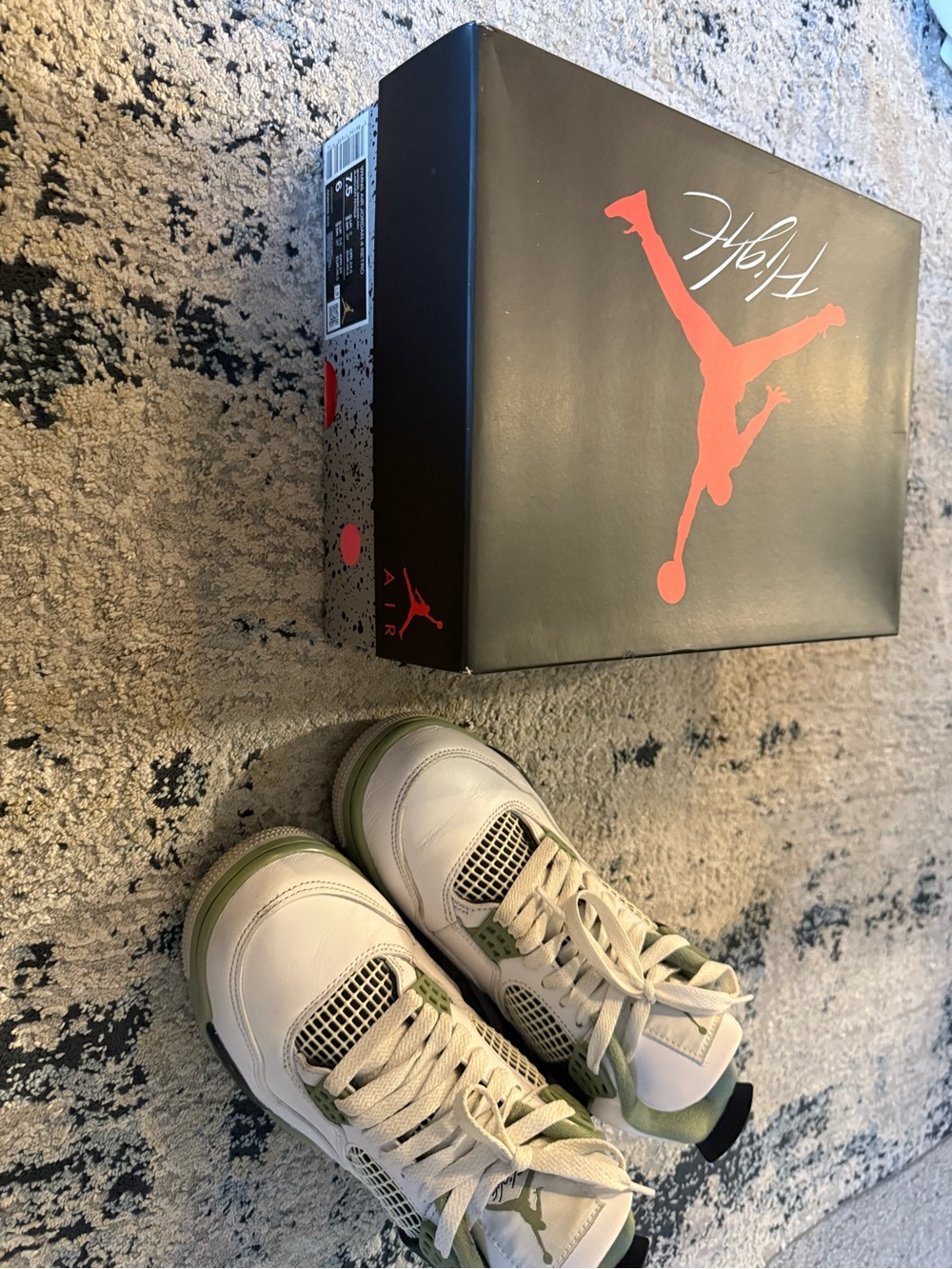 Jordan 4 seafoam size woman’s 7.5